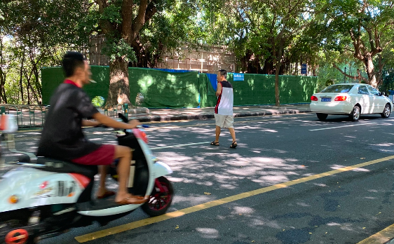 不文明交通行為曝光臺 | 三亞不少電動車逆向駕駛 行人亂穿馬路