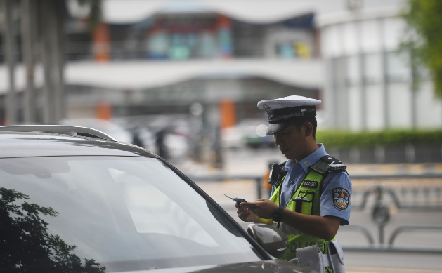 不文明交通行為曝光臺 | 直擊三亞機(jī)動車過斑馬線不禮讓行人亂象 1小時查處9起 