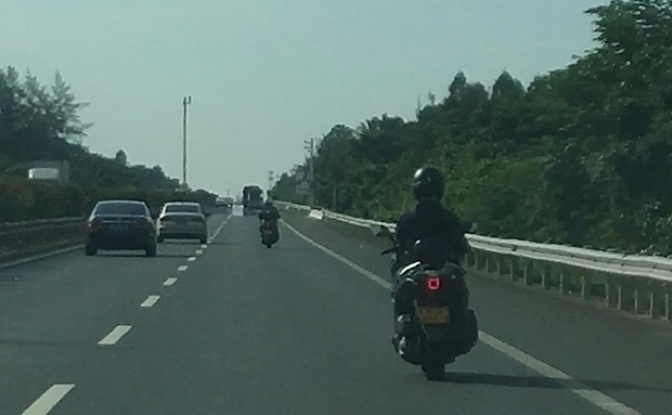 交通拍客 | 不要命！2輛摩托車違規(guī)上高速還單手騎車