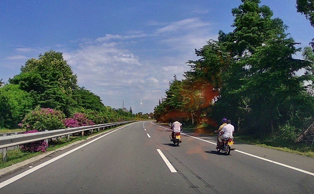 交通拍客 | 膽子大！不戴頭盔還占超車道行駛 2輛摩托車違規(guī)上高速被拍