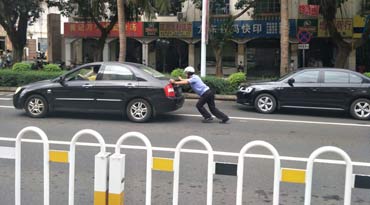 贊！海口一司機車輛出故障道路中間拋錨 交警幫推車