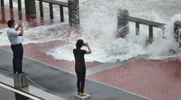 受冷空氣影響連云港沿海掀起巨浪 市民迎面拍拍拍！